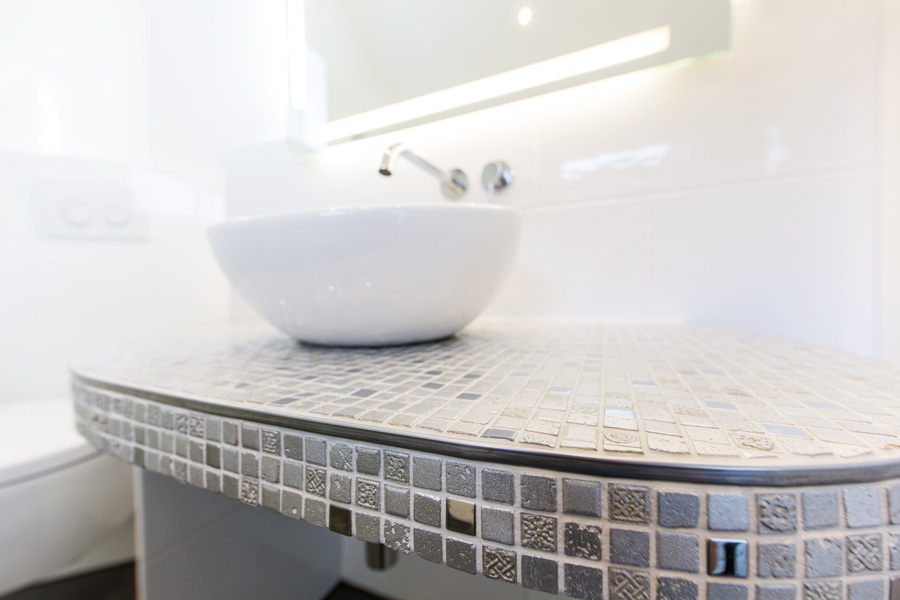 Bad mit Waschtisch aus Mosaikfliesen